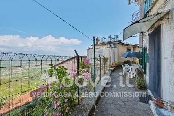 appartamento in vendita a Follo in zona Tivegna