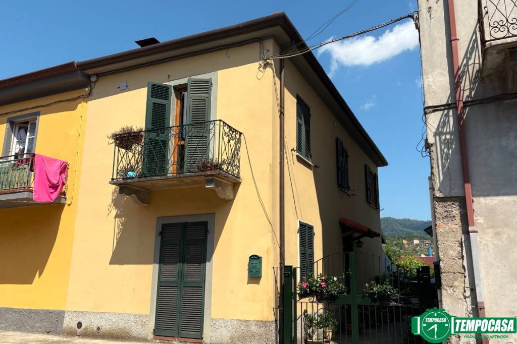 casa indipendente in vendita a Follo in zona Piana Battolla
