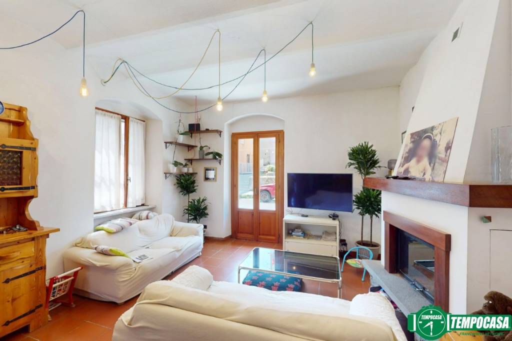 casa indipendente in vendita a Follo in zona Piana Battolla