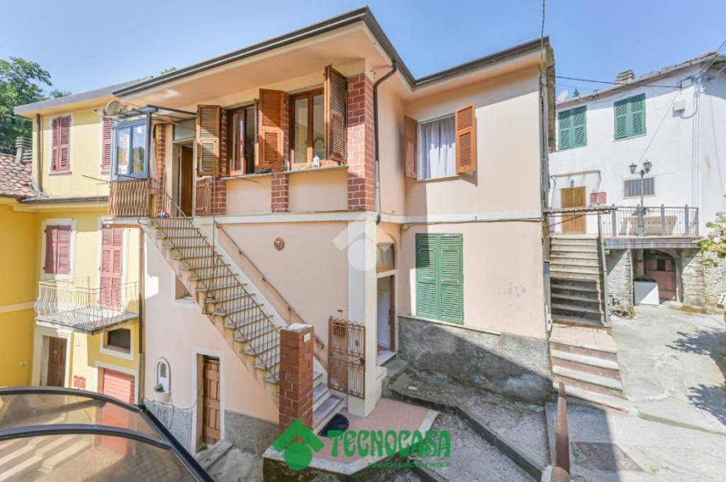 casa indipendente in vendita a Follo in zona Carnea