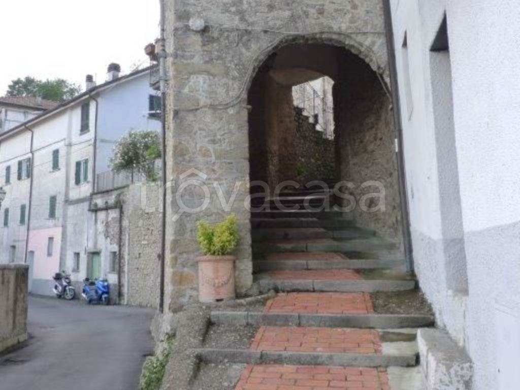 appartamento in vendita a Follo in zona Follo Alto