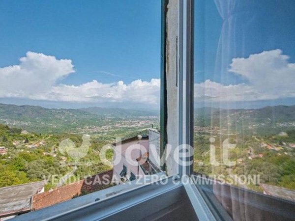 appartamento in vendita a Follo in zona Tivegna