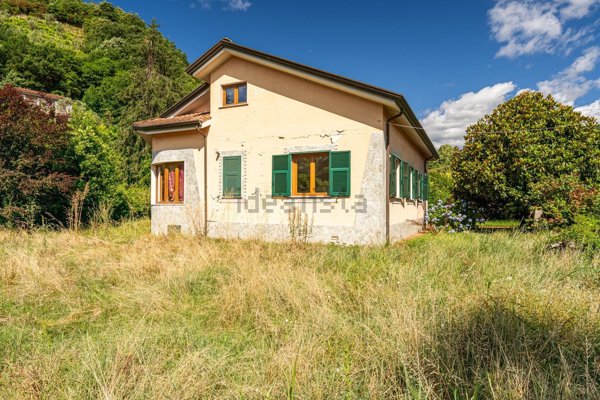 casa indipendente in vendita a Follo in zona Piana Battolla