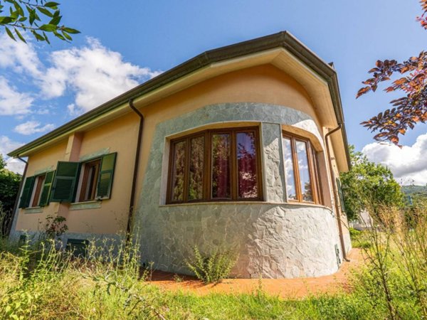 casa indipendente in vendita a Follo in zona Piana Battolla