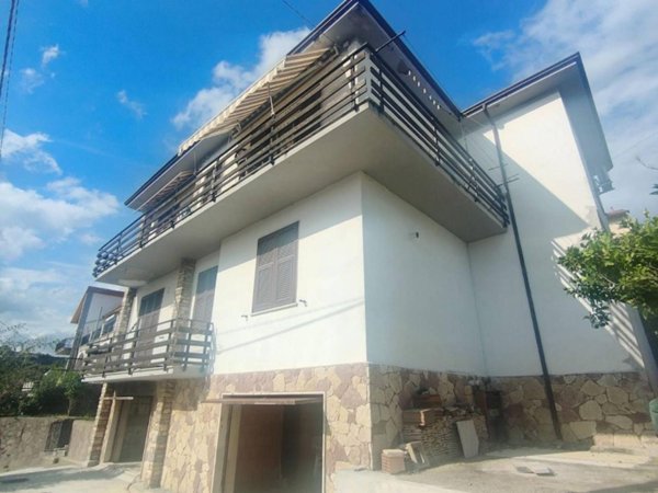casa indipendente in vendita a La Spezia in zona Carozzo