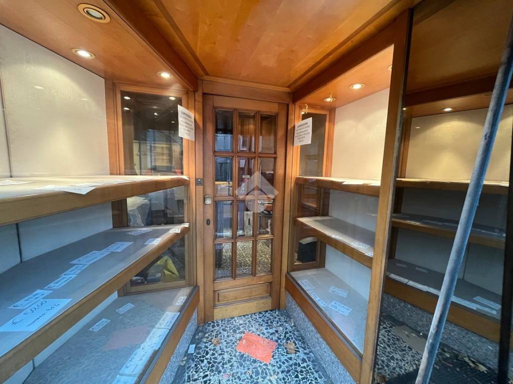 negozio in vendita a La Spezia in zona Chiappa