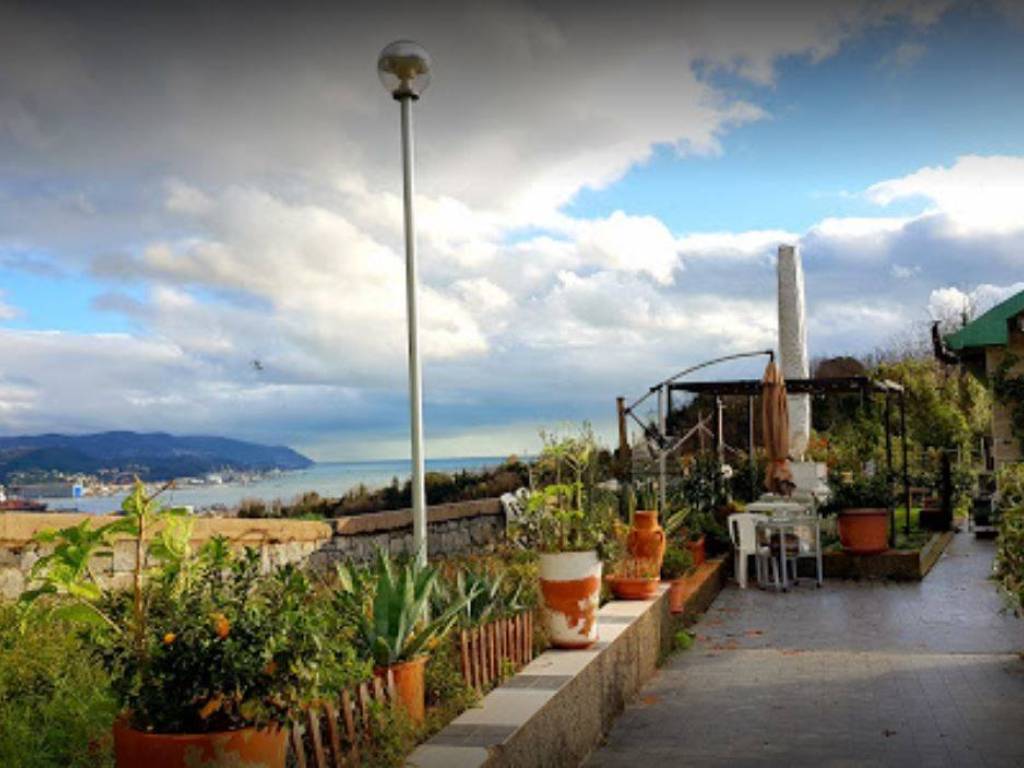 negozio in vendita a La Spezia in zona Valdellora