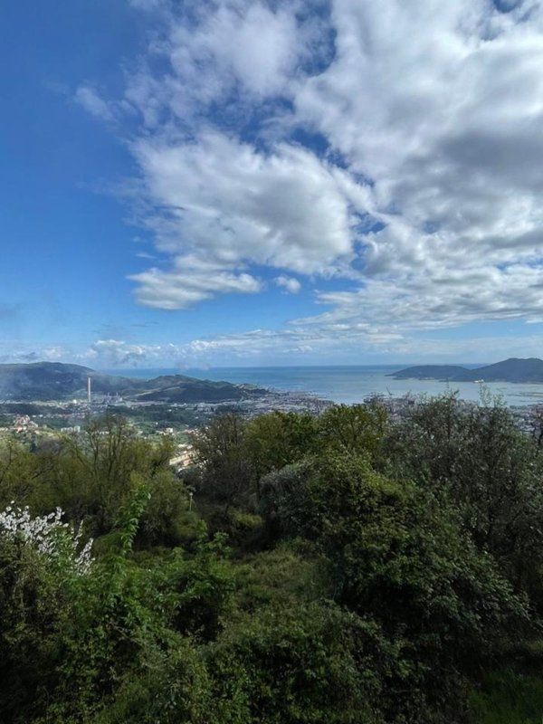 casa indipendente in vendita a La Spezia in zona Chiappa