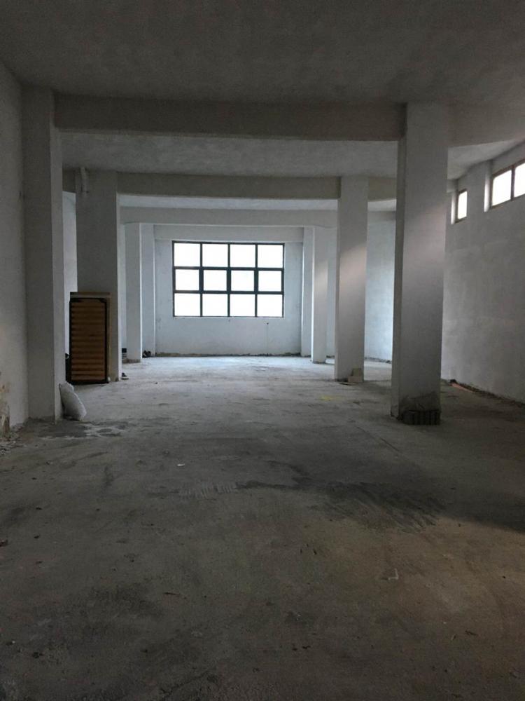 locale commerciale in vendita a La Spezia in zona Chiappa