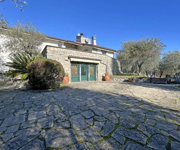 casa indipendente in vendita a La Spezia in zona Biassa