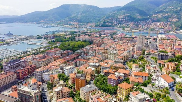 casa indipendente in vendita a La Spezia in zona Montepertico
