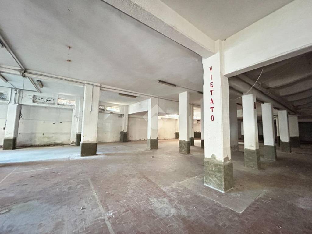 locale commerciale in vendita a La Spezia in zona Chiappa