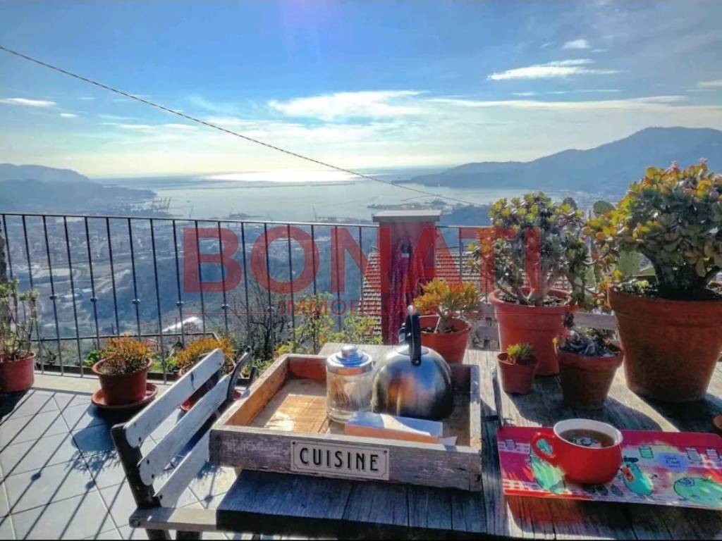 casa indipendente in vendita a La Spezia in zona Chiappa