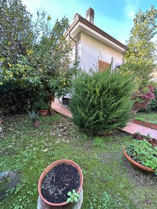 casa indipendente in vendita a La Spezia in zona Chiappa