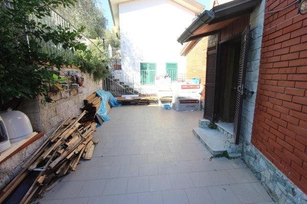 casa indipendente in vendita a La Spezia in zona Chiappa