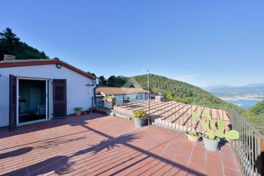 casa indipendente in vendita a La Spezia in zona Campiglia