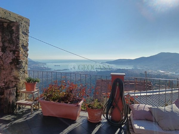 casa indipendente in vendita a La Spezia in zona Montepertico