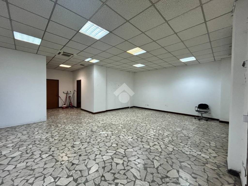 negozio in vendita a La Spezia in zona Canaletto / Buonviaggio / Migliarina