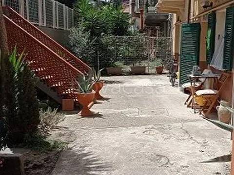 negozio in vendita a La Spezia in zona Chiappa