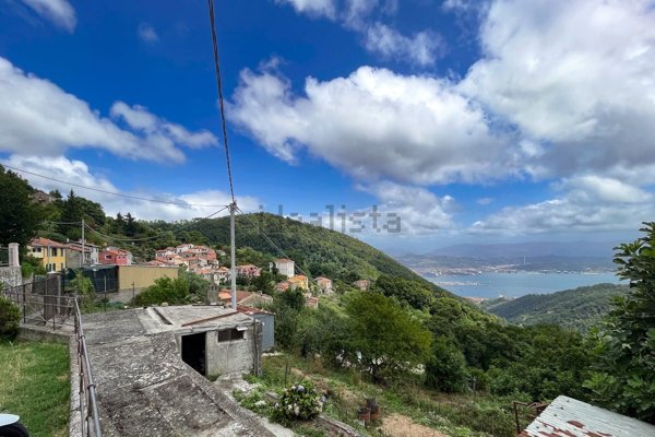 appartamento in vendita a La Spezia in zona Campiglia