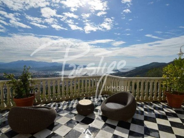 casa indipendente in vendita a La Spezia in zona Chiappa