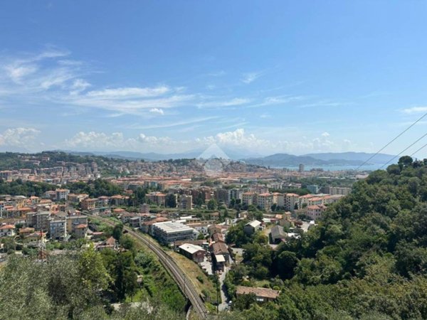 casa indipendente in vendita a La Spezia in zona Chiappa