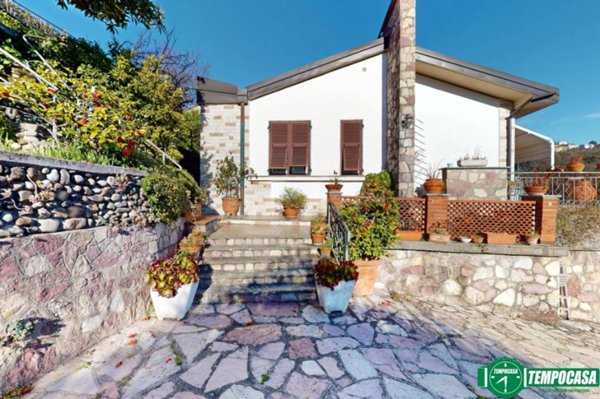 casa indipendente in vendita a La Spezia in zona Montepertico