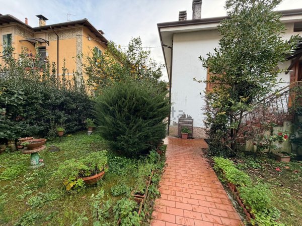 casa indipendente in vendita a La Spezia in zona Chiappa