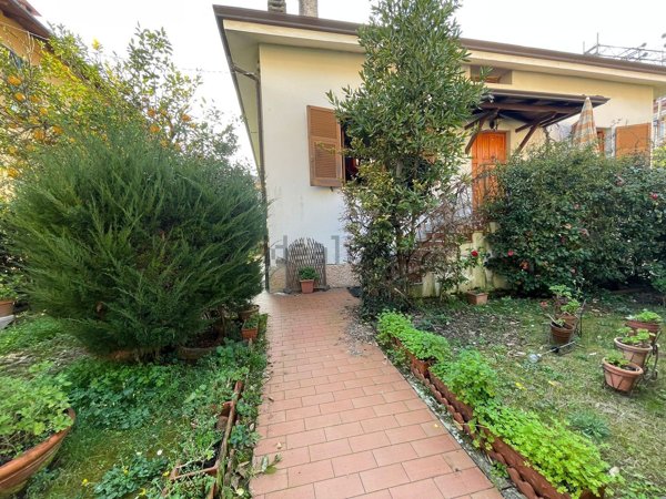 casa indipendente in vendita a La Spezia in zona Chiappa