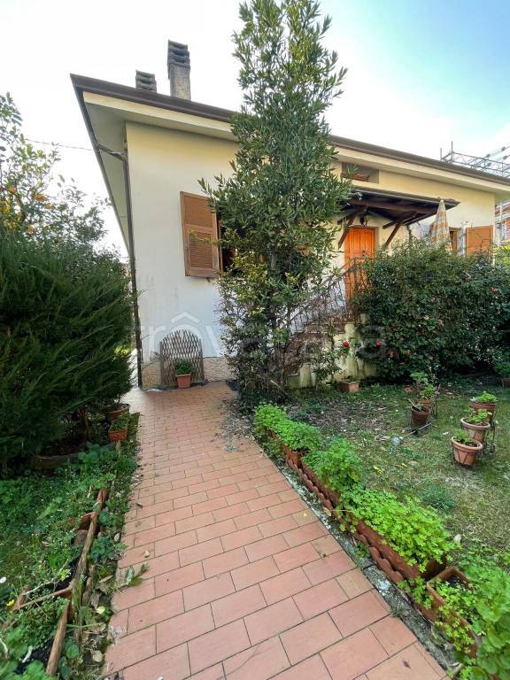 casa indipendente in vendita a La Spezia in zona Chiappa