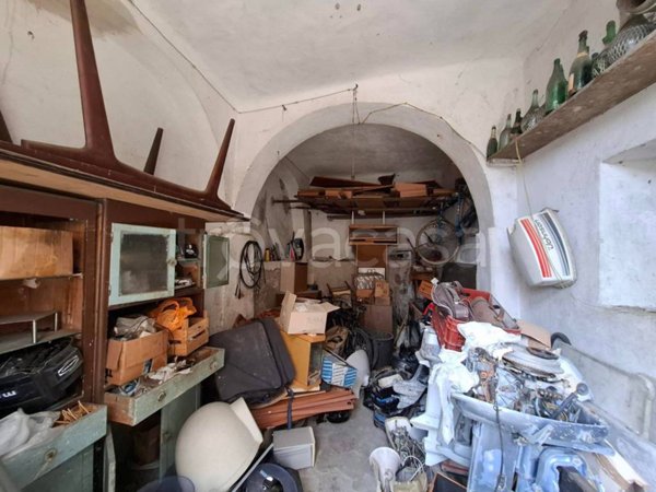 locale di sgombero in vendita a La Spezia in zona Chiappa