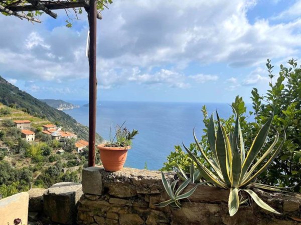 casa indipendente in vendita a La Spezia in zona Marola