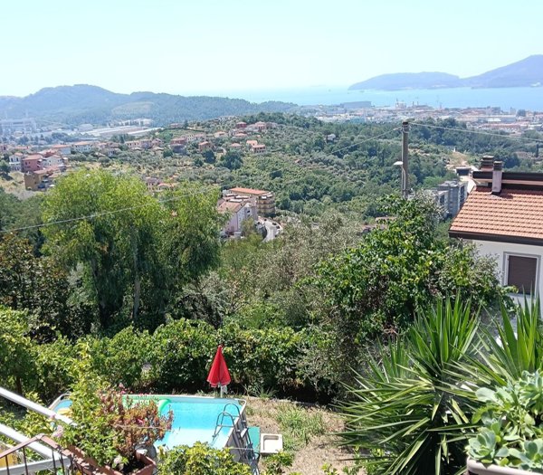 casa indipendente in vendita a La Spezia in zona Carozzo