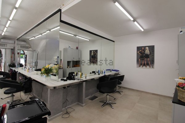 locale commerciale in vendita a Lerici