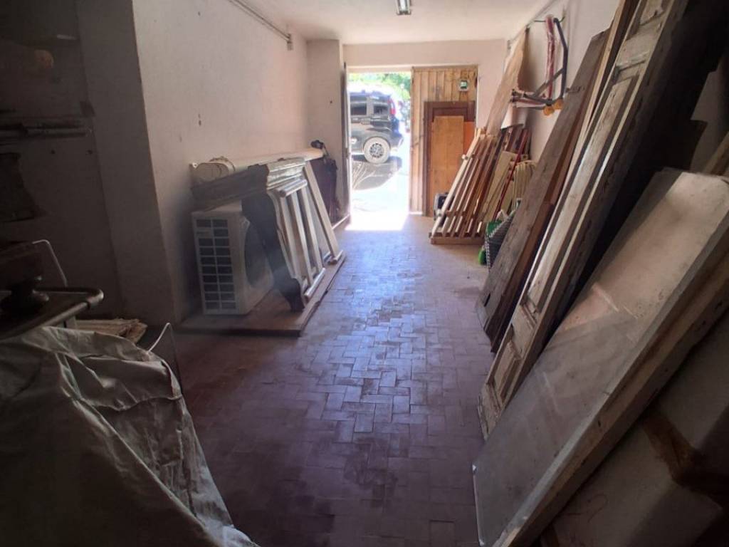 locale di sgombero in vendita a Lerici in zona Pugliola