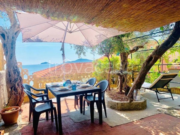 casa indipendente in vendita a Lerici in zona Tellaro