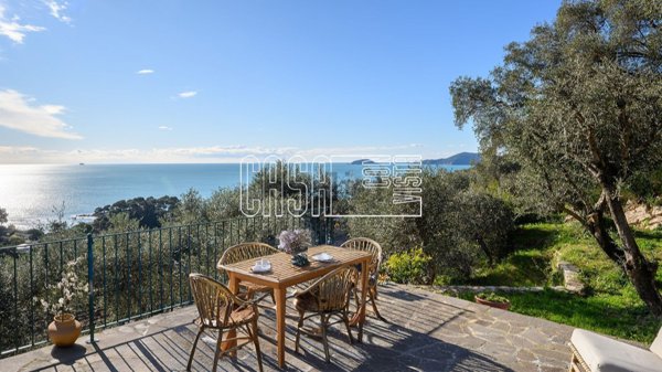 quadrivano in vendita a Lerici in zona Tellaro