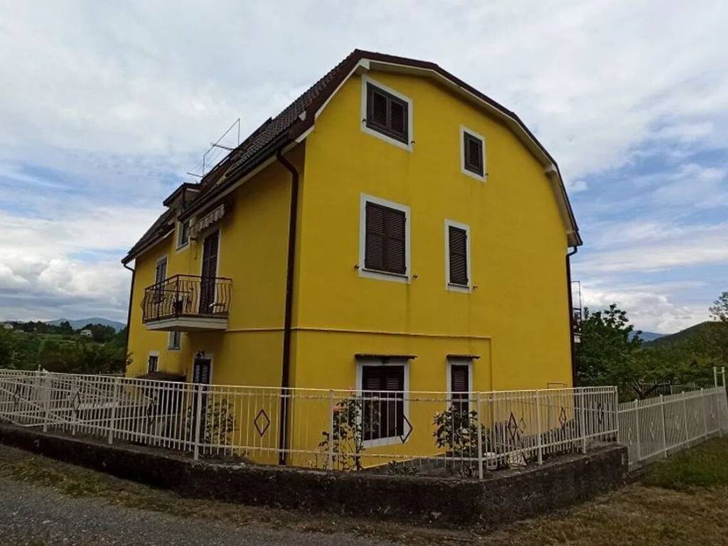 appartamento in vendita a Maissana in zona Tavarone