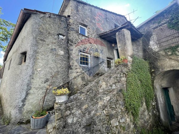 casa indipendente in vendita a Maissana in zona Cembrano