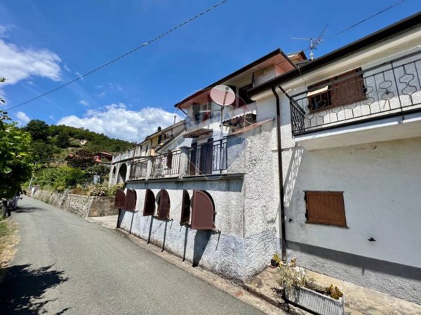 casa indipendente in vendita a Maissana in zona Salterana