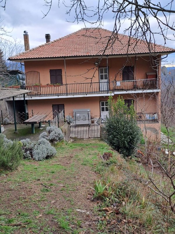 casa indipendente in vendita a Maissana in zona Salterana