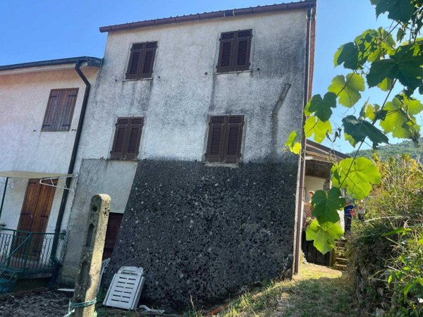 casa semindipendente in vendita a Maissana in zona Campore