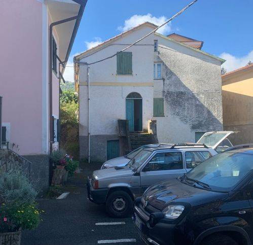 appartamento in vendita a Maissana in zona Colli