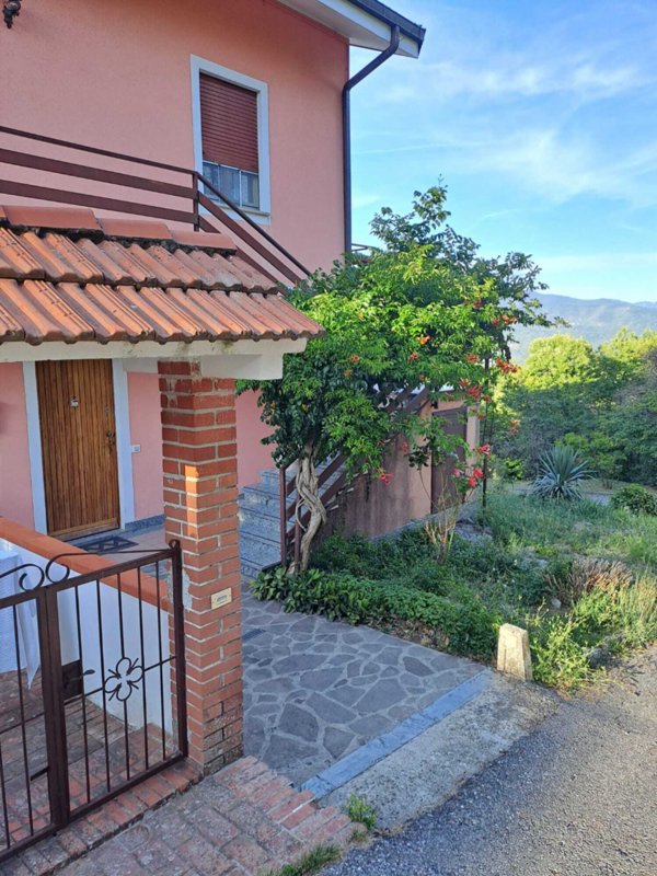 appartamento in vendita a Maissana in zona Tavarone