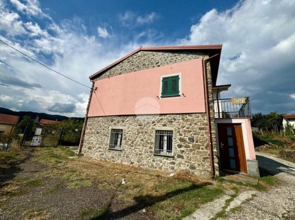 casa indipendente in vendita a Maissana in zona Cembrano