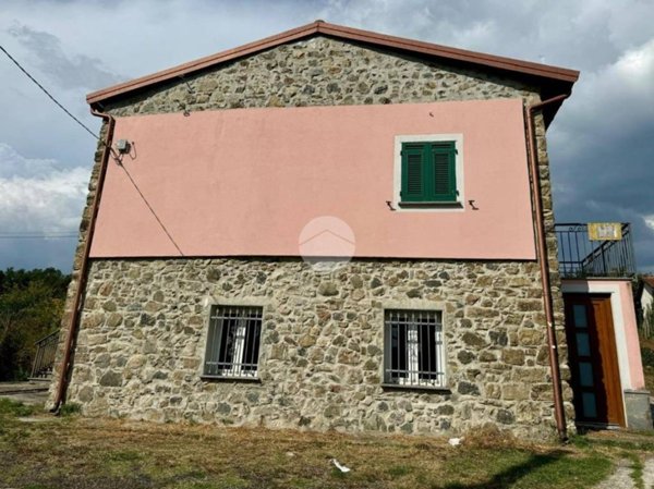 casa indipendente in vendita a Maissana in zona Cembrano