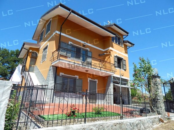 casa indipendente in vendita a Maissana in zona Tavarone