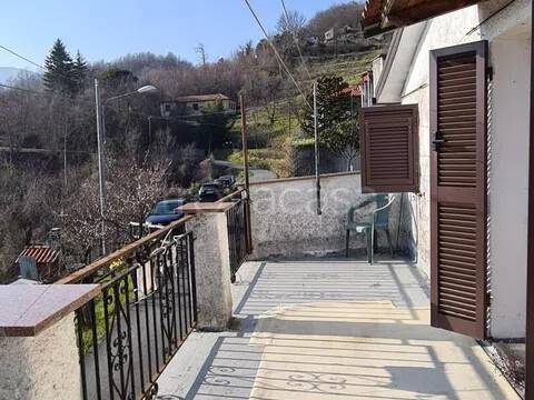 casa indipendente in vendita a Maissana in zona Salterana