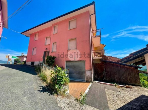 casa indipendente in vendita a Maissana in zona Ossegna