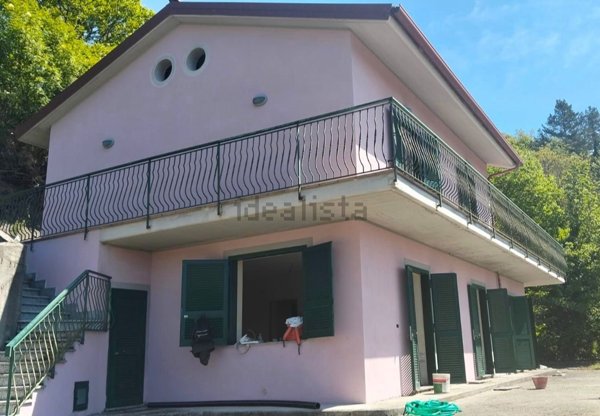 casa indipendente in vendita a Maissana in zona Cembrano